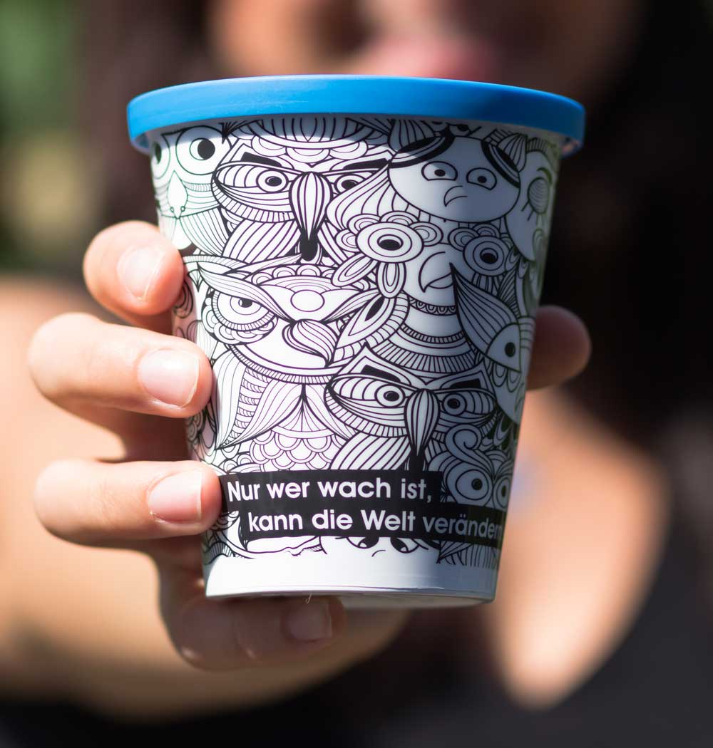ORNAMIN Coffee to-go Mehrwegbecher im Eulenbecher Design wird in einer Hand gehalten