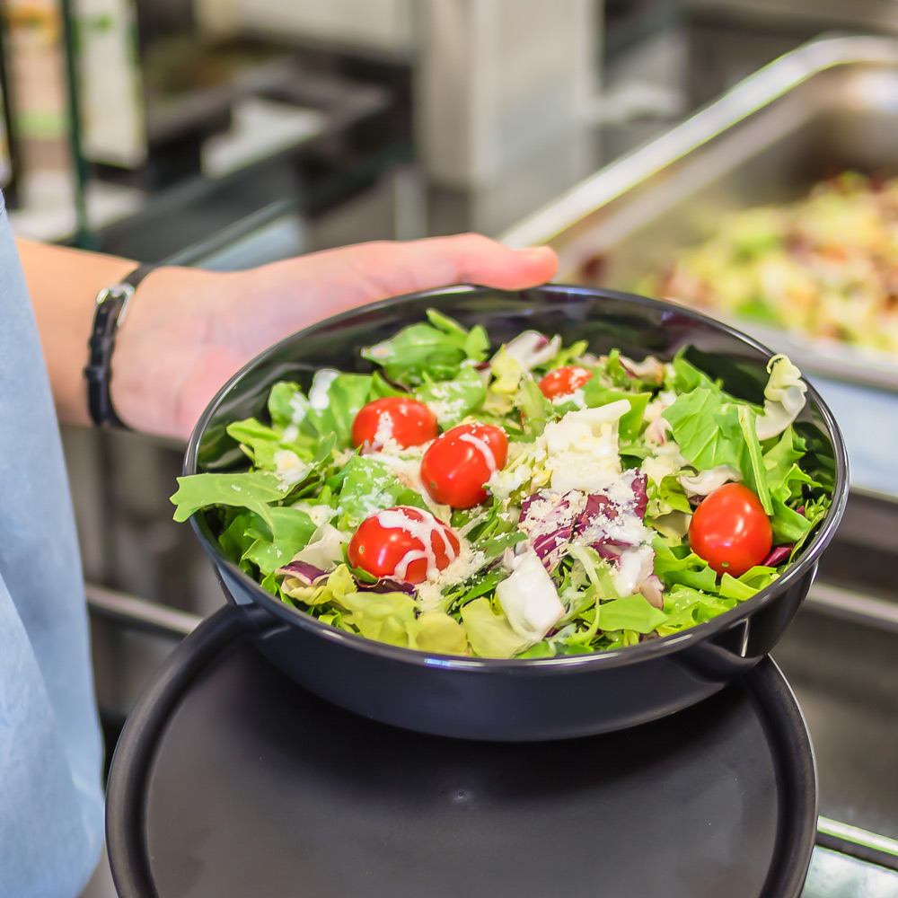 ORNAMIN-Food-to-go-Schale-M1243-6-M1248-1-02 ORNAMIN Food To go Schale Flat Fred mit Salat gefüllt