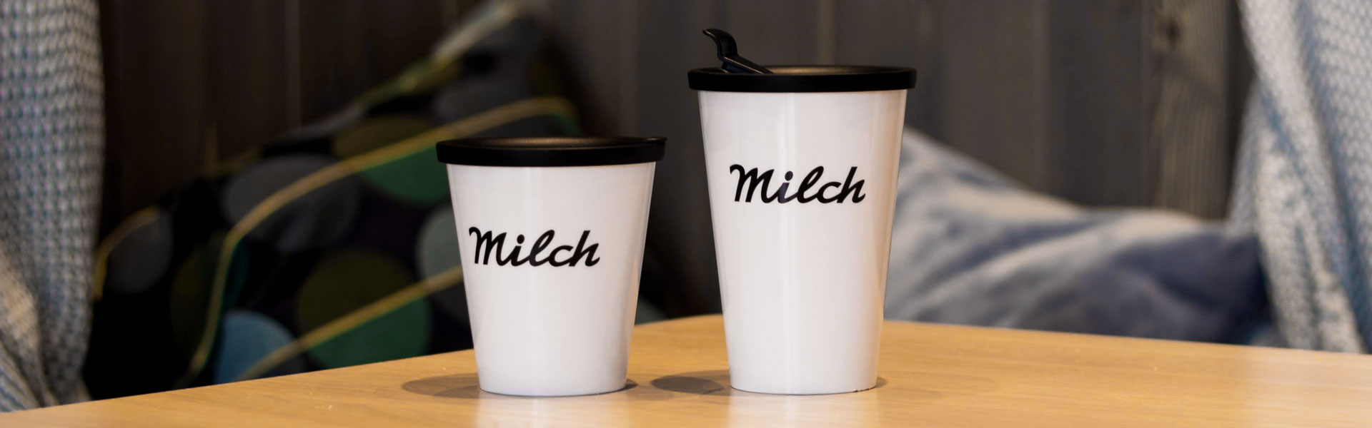 ORNAMIN-To go Mehrwegbecher Great Gloria und Moving Martha Becher mit Deckel und Dekor Milch