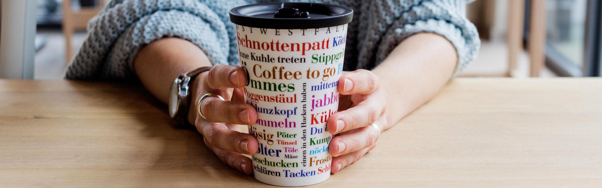 ORNAMIN-To go Great Gloria Becher mit ostwestfälischem Wortschatz Dekor