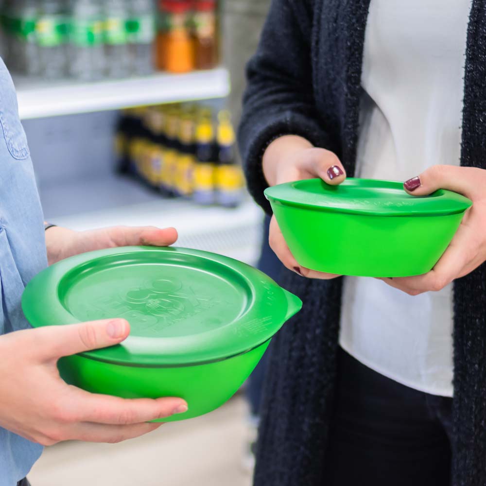 ORNAMIN-ECOBOX Luxemburg wird mit passendem Deckel wird von einer Person in den Händen gehalten