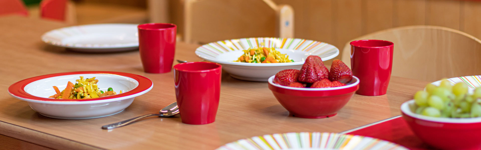 ORNAMIN-Kindergartengeschirr-rote Teller und Becher