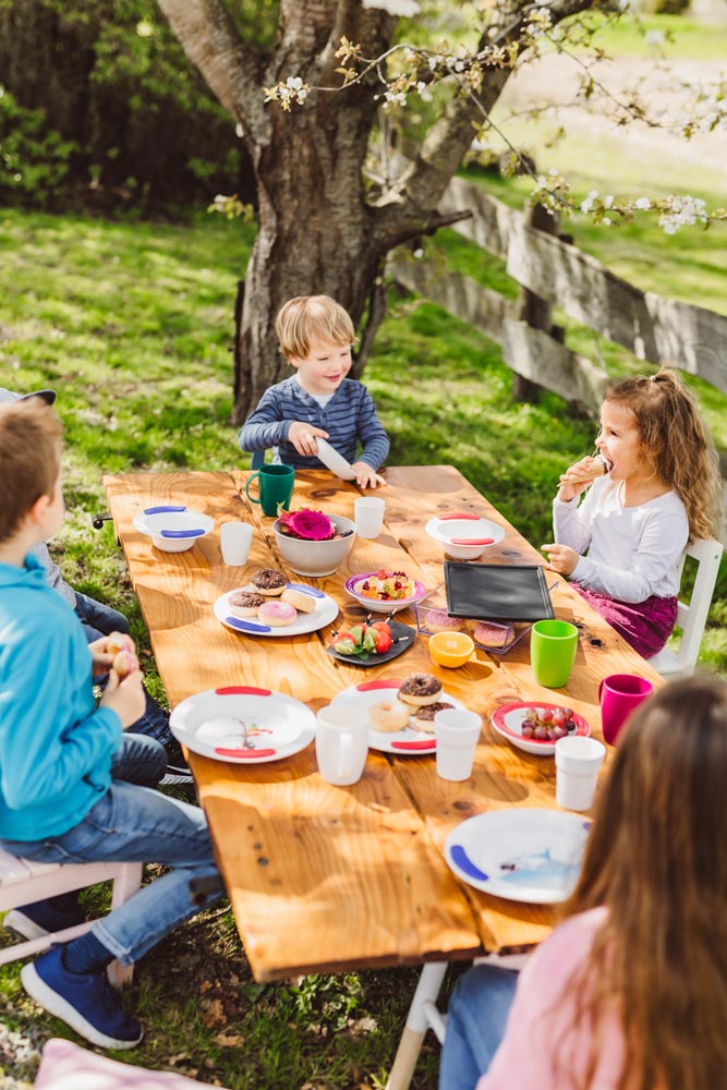 ORNAMIN-bruchstabiles-Kindergeschirr-für-Kitas-und-Schulen Kinder am Tisch mit ORNAMIN Kindergeschirr