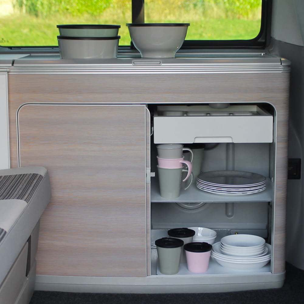 ORNAMIN-MG-9854-ornamin-camping-online-imagebild-07-squoosh ORNAMIN Geschirr in einem Campingwagen Schrank
