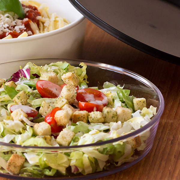 ORNAMIN To Go Schale Flat Fred mit Salat gefüllt