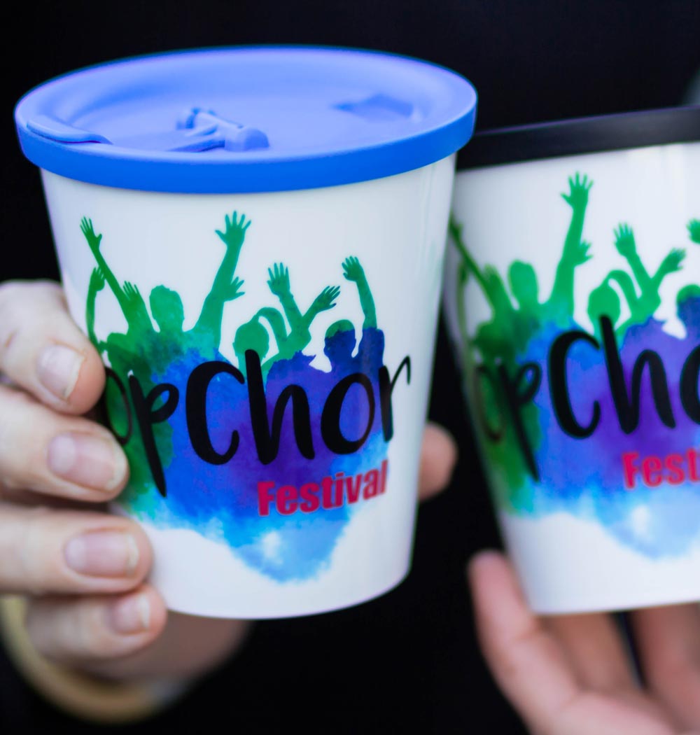 ORNAMIN-Coffee-to-go-Mehrwegbecher-Referenz-Pop-Chor-Festival ORNAMIN Coffee to-go Mehrwegbecher im Pop Chor Festival Design