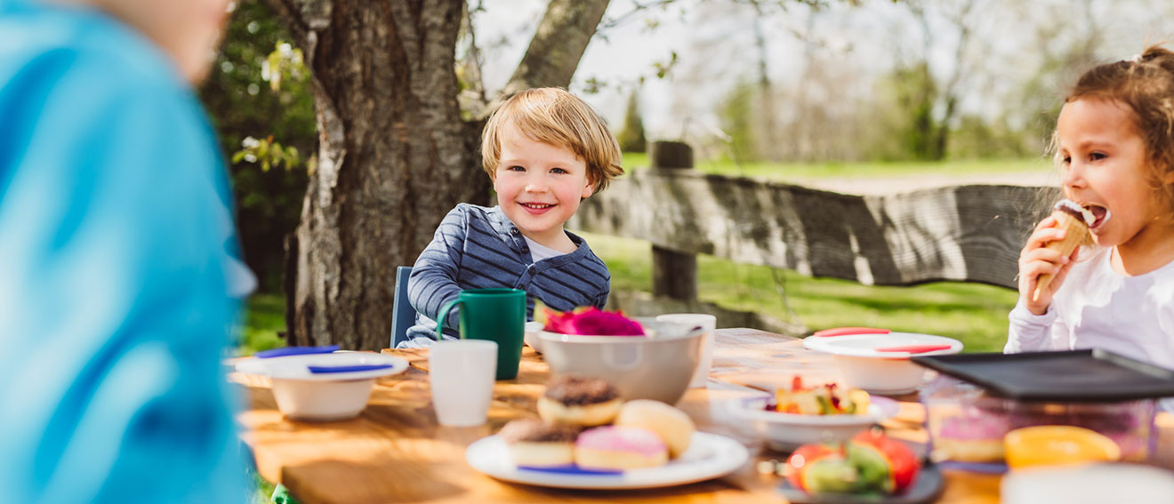 ORNAMIN Kindergeschirr Kinder essen am Gartentisch