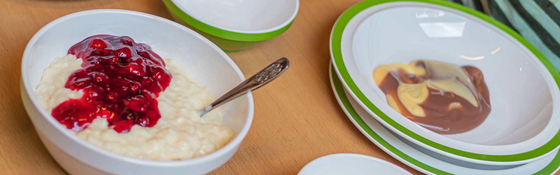 ORNAMIN-Tiefer Teller und Schale mit Essen