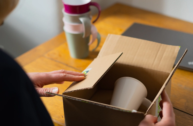 ORNAMIN FAQ Retoure Ein Päckchen wird gepackt