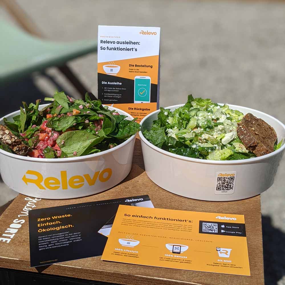 Zwei ORNAMIN To-go Mehrwegschalen im Einsatz-im Relevo Mehrwegsystem-gefüllt mit Take Away Gerichten
