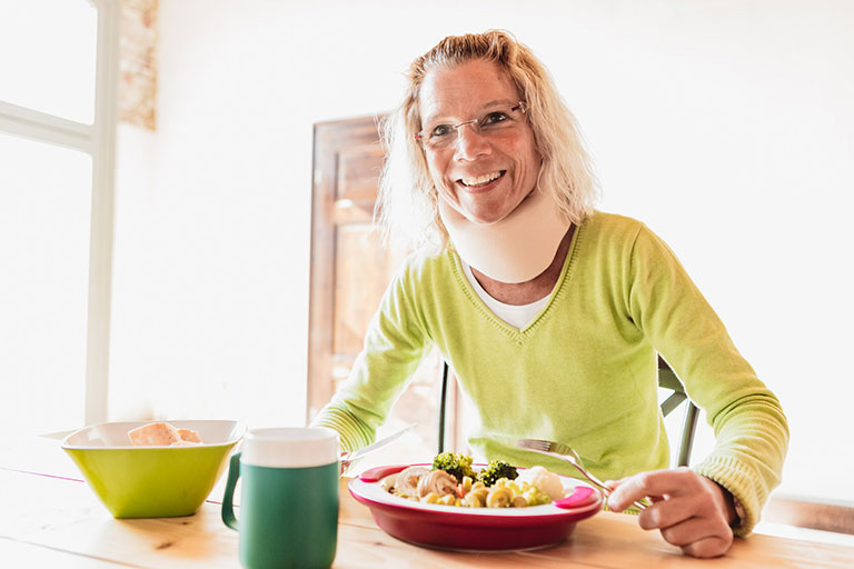 Frau mit Halskraus isst aus ORNAMIN Thermoteller