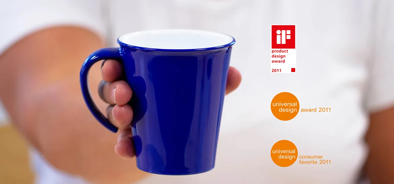 Der Kaffeepott mit den Siegeln der ihm verliehenen Awards