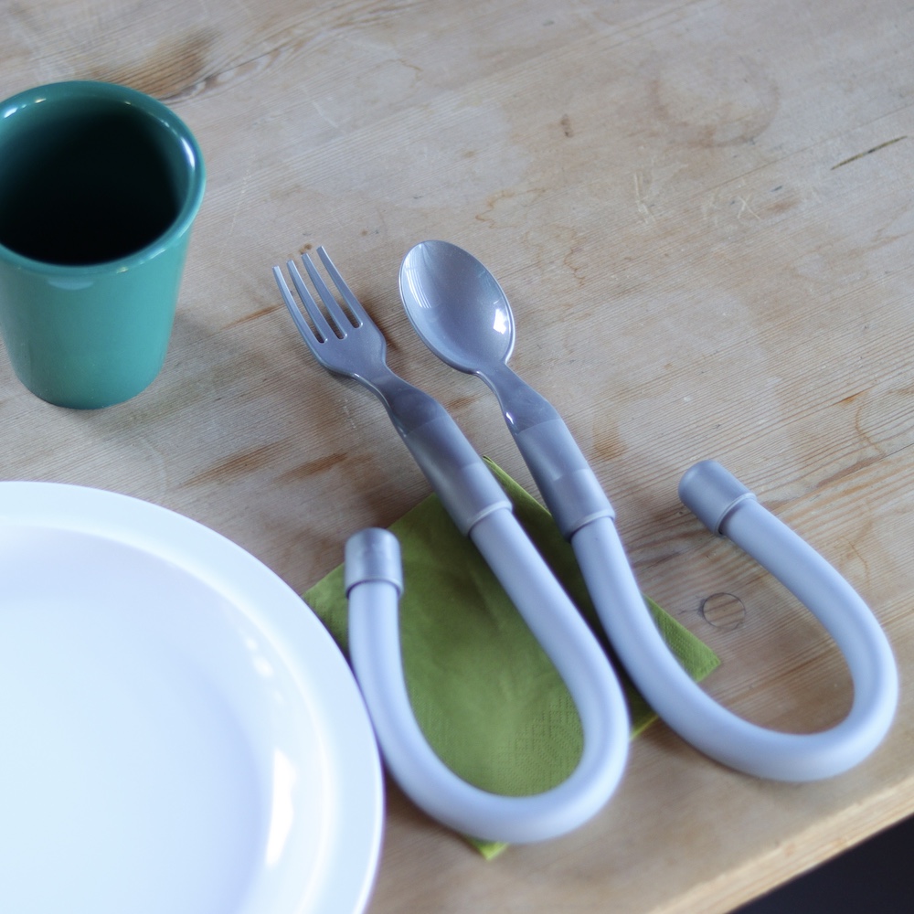 Plastic spoon with flexible handle