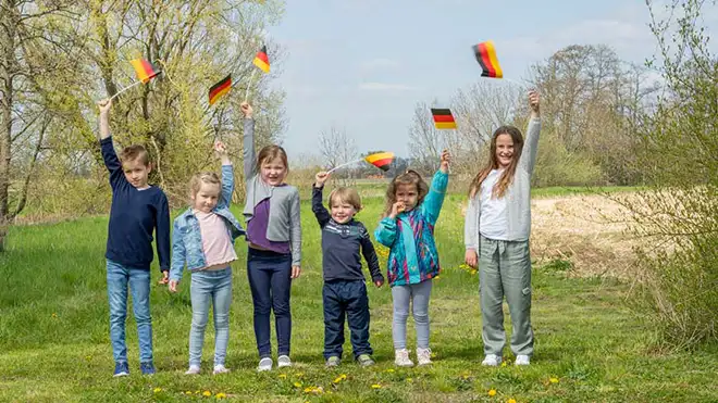 ORNAMIN-Nachhaltigkeit-Made-in-Germany-(1) Kinder mit Deutschlandflagge in der Hand