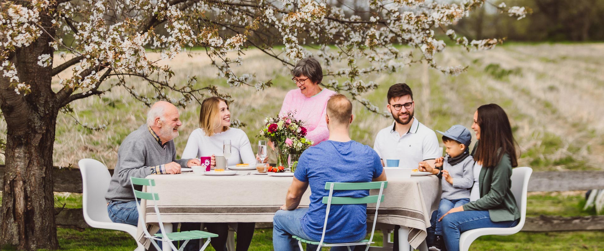 ORNAMIN-Menschen sitzen draußen am Tisch