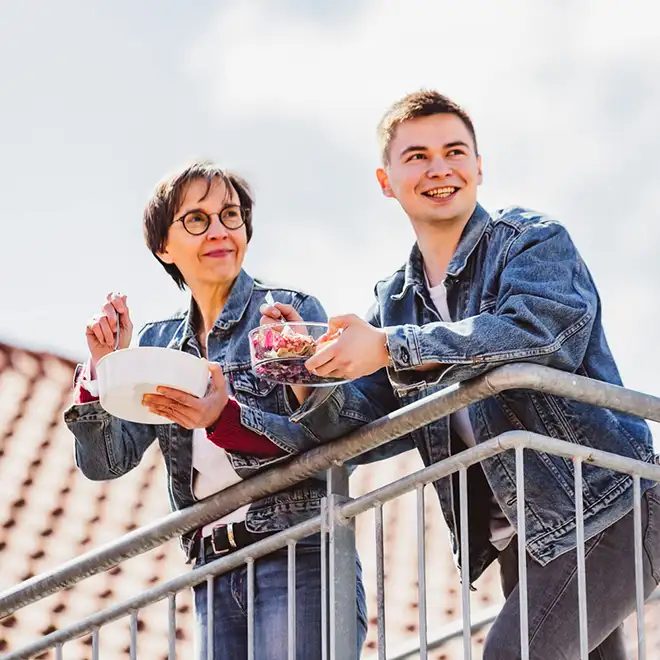 ORNAMIN-Karriere-Unternehmen-mit-Perspektive Zwei Personen essen unterwegs aus ORNAMIN Food To-go Mehrwegschalen