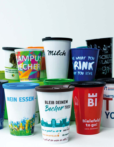 Gestapelte to go Becher in bunten Farben mit verschiedenen Aufdrucken