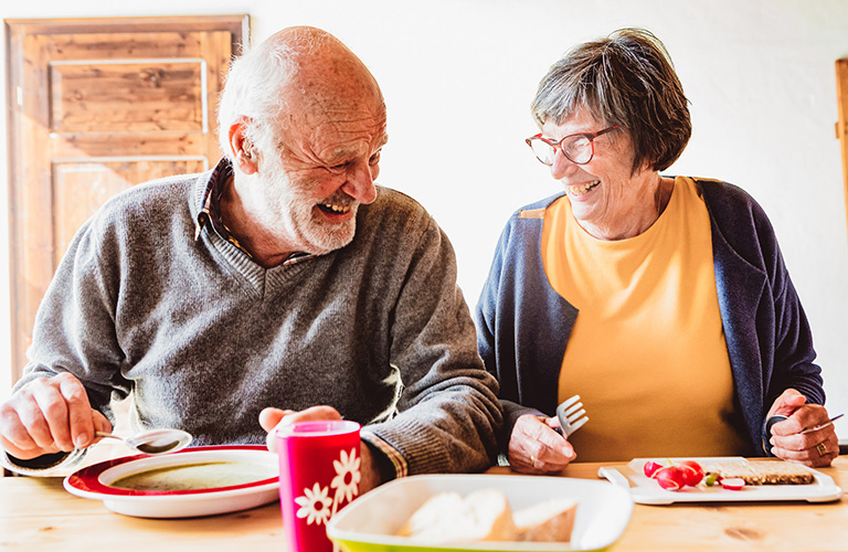 ORNAMIN-geschenkideen-opa-oma ORNAMIN- älteres Pärchen mit Pflegegeschirr