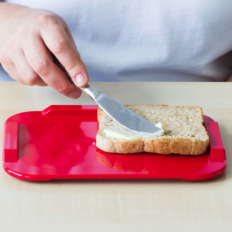 Toastbrot auf kleinem roten Essbrettchen