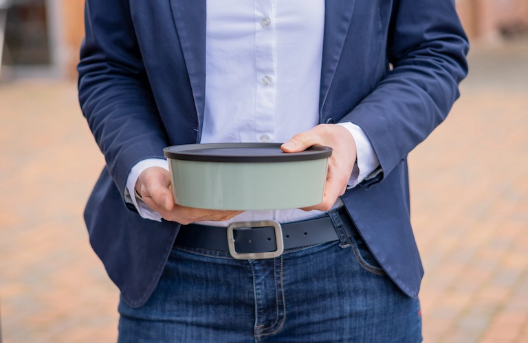 ORNAMIN FAQ Produktberatung Eine Person mit einer togo-Schale