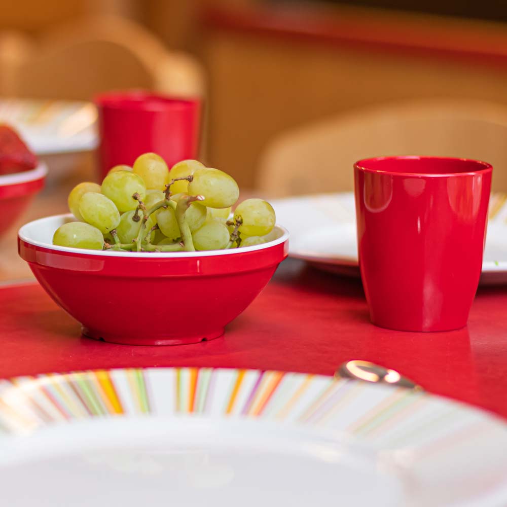 ORNAMIN-Mehrweg-Kinderteller-Kinderschalen-und-Kinderbecher-auf-einem-Esstisch-in-der-Kita