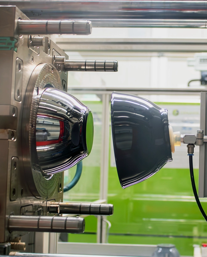 ORNAMIN-Produktherstellung-product manufacturing Produkt wird aus einem Werkzeug geholt. - Product is taken out of a tool.
