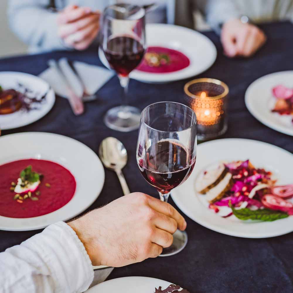 Tisch gedekt mit elegantem Geschirr von ORNAMIN