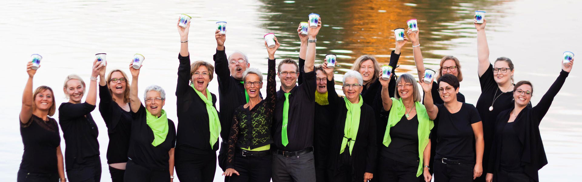 ORNAMIN-Referenzen-Pop-Chor-Festival-Becher ORNAMIN-Viele Frauen halten Mehrwegbecher To go in der Hand und strecken sie hoch