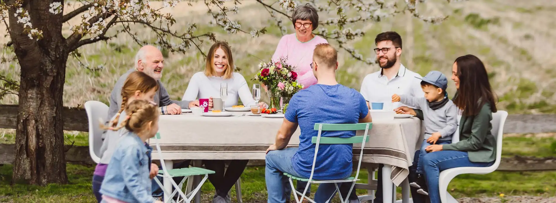 ORNAMIN-Geschirr-Familie Familie isst im Garten mit ORNAMIN Geschirr