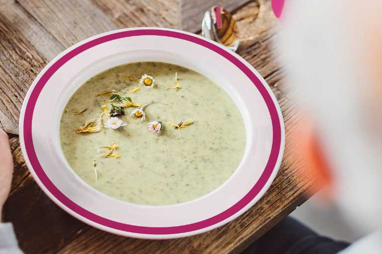 M921-brombeer-halber-rand-clouse-up-holztisch