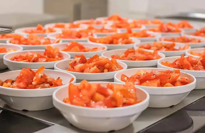 ORNAMIN-nachhaltiges-Mehrweggeschirr-für-Mensa-Betrienskantine