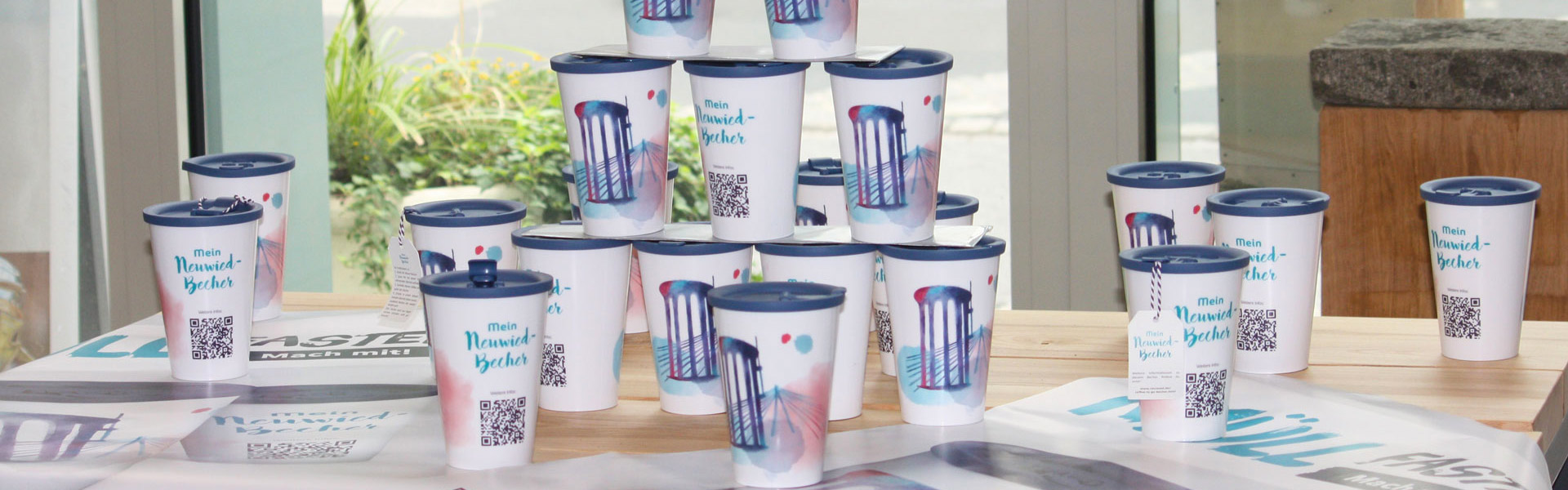 ORNAMIN-viele To go Mehrwegbecher Great Gloria mit Dekor auf Tisch