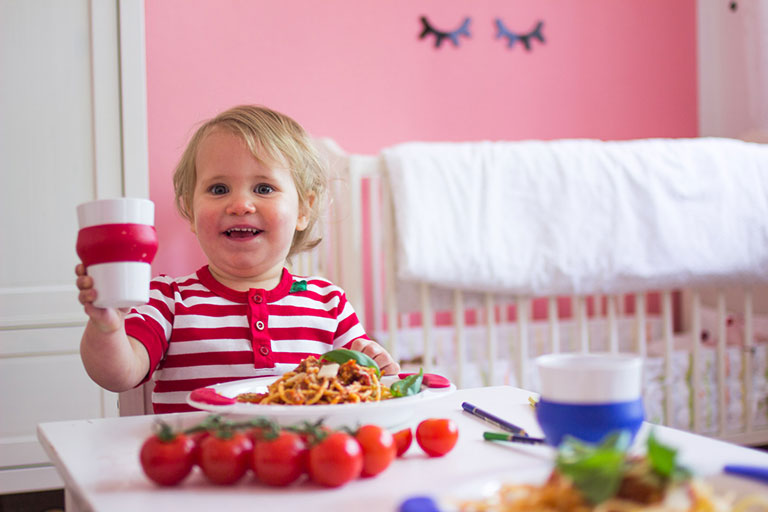 ORNAMIN Kinderbecher Mädchen trinkt aus ORNAMIN Kinderbecher