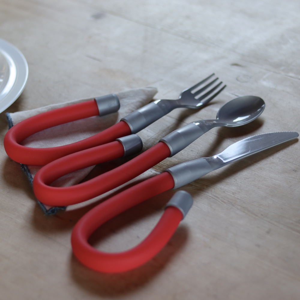 Plastic knife with flexible handle