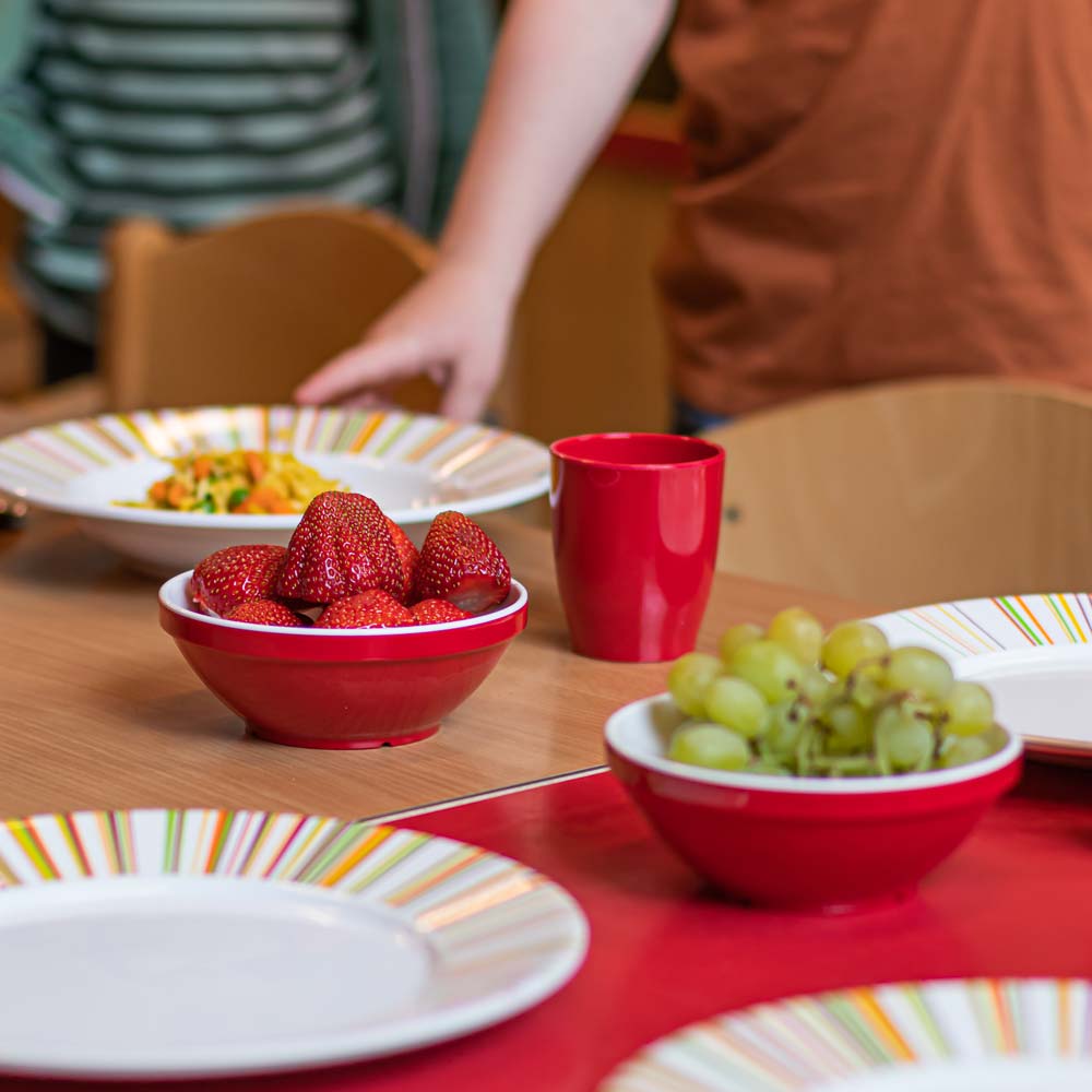 ORNAMIN-Mehrweg-Kinderteller-Kinderschalen-und-Kinderbecher-auf-einem-Esstisch-in-der-Kita