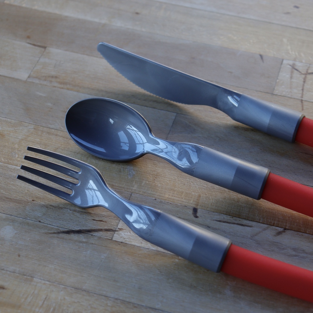 Plastic knife with flexible handle
