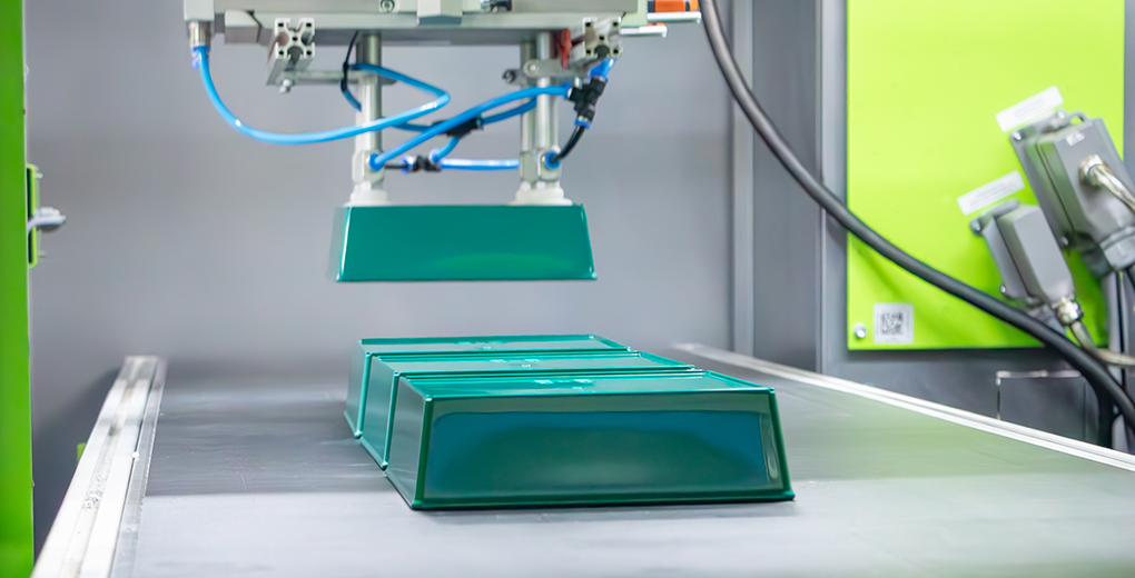 ORNAMIN-Produktion Produktion von Kunststoffboxen. Production of plastic boxes.